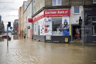 Zalane po intesywnych opadach deszczu skrzyżowanie...