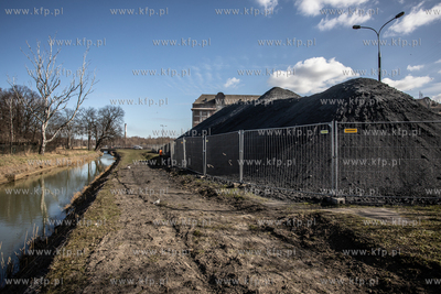 Nowy Port. Hałda koksu porafineryjnego.
23.03.2021
fot....