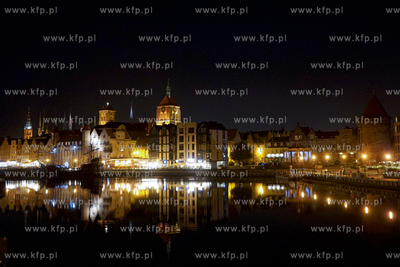 Gdańsk nocą. Widok ze zwodzonej kładki na Rybackie...