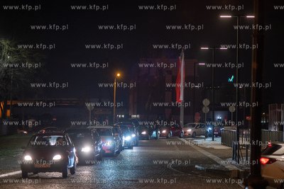 Kolejka do centrum testowego drive thru covid-19 w...