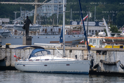 Gdynia. Marina przy Porcie Dalmor. Nz. pomnik inżyniera...