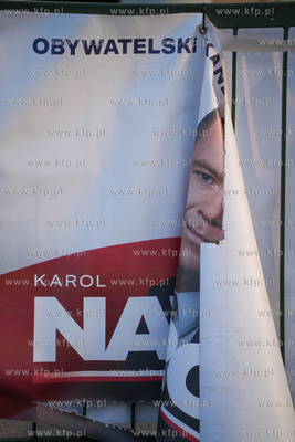 Porwany plakat wyborczy Karola Nawrockiego, kandydata...
