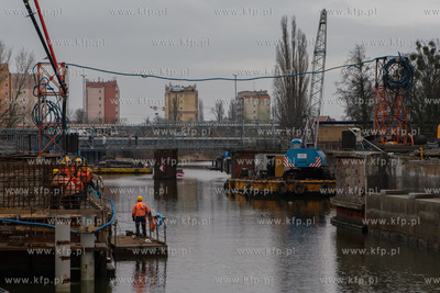 Gdańsk. Trwa przebudowa Mostu Stągiewnego. Nz. Kładka...