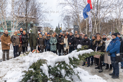 Złożenie kwiatów pod pomnikiem Władysława Bartoszewskiego....