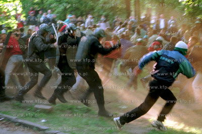 Derby Lechia - Arka. Akcja policji pod brama stadionu....