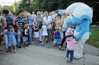 Gdynia. Bulwar nadmorski. Akcja promocyjna filmu Smerfy,...