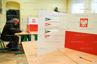 Gdansk. Obwodowa Komisja Wyborcza. Mieszkancy Gdanska...