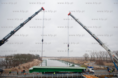 Montaz wazacych 135 ton dwoch sekcji przesla zwodzonego...