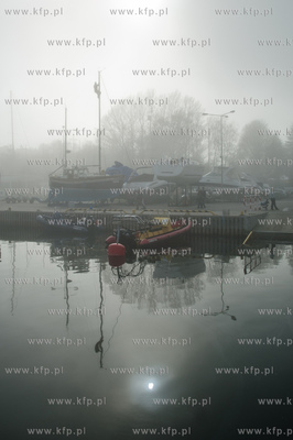 Gdynia. Mglista pogoda w porcie jachtowym.  15.04.2012...
