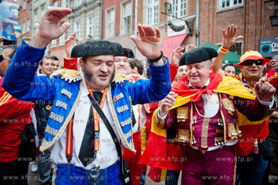 Gdansk. Ulica Dluga. Tlumy kibicow z Hiszpanii i Irlandi...