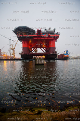 Gdansk. Stocznia Remontowa. Wydokowana do remontu platforma...
