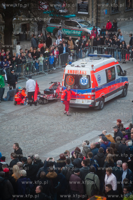 Gdansk. Skoki na quadzie i skutrze snieznym nad fontanna...