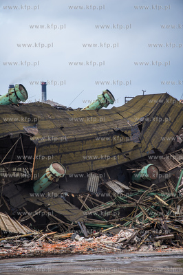 Gdansk. Tereny bylej Stoczni Gdansk. Wyburzenie hali...