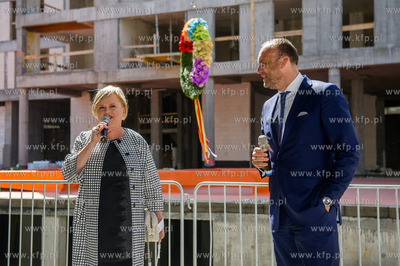 Gdynia. Uroczyste zawieszenie wiechy na nowo powstajacym...