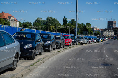 Gdansk. Auta zaparkowane przy ulicy Okopowej w sasiedztwie...