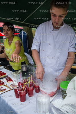 Gdansk. Plac przed siedziba Polskiego Zwiazku Wedkarskiego...