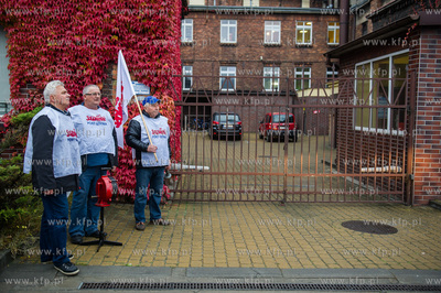 Gdynia. Pikieta zwiazkowcow NSZZ Solidarnosc przed...