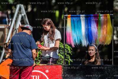 Jurata, Stoisko oferujace warkoczyki do wlosow. 19.08.2015...