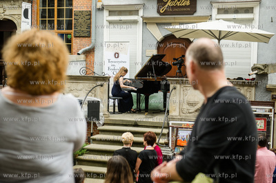 Gdansk. Ulica Mariacka. Muzyka Chopina na przedprozach...
