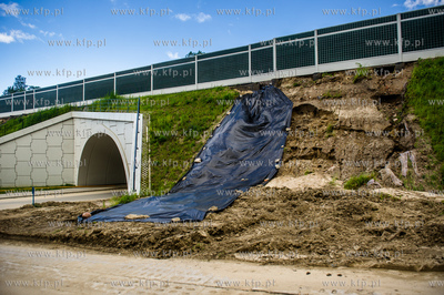 Gdańsk. Uszkodzony przez silne opady deszczu nasyp...