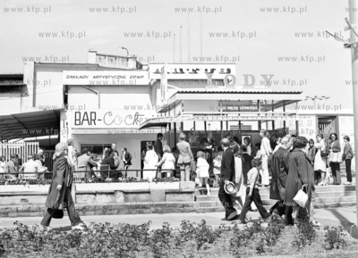 Coctali bar i lody przed wejsciem na molo w Sopocie....
