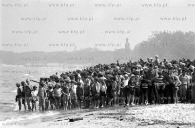 Desant morski jednostki Niebieskich Beretow na plazy...