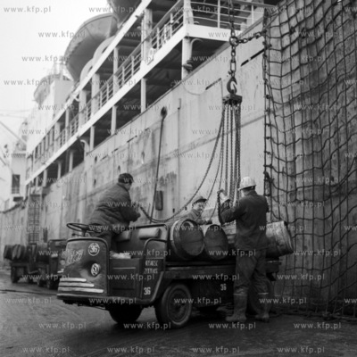 Wyładunek beczek ze śledziami ze statku Kaszuby w...