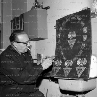 Prace wykończeniowe przy łańcuchu insygnium rektorskiego...