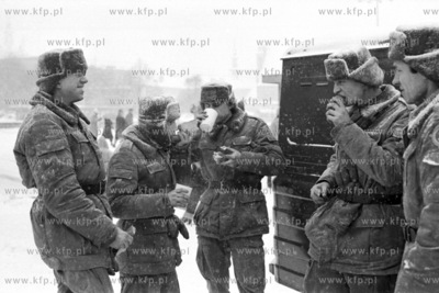 Obfite opady śniegu spowodowały liczne utrudnienia....