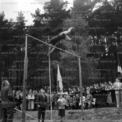 Skok o tyczce na zawodach sportowych. (lata60). 1963...