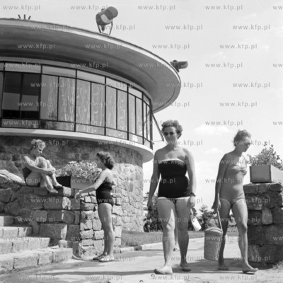 Wypoczynek na plaży. (lata60). 1965 0008013z Fot....