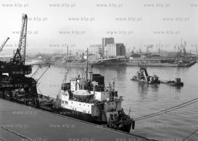 W porcie gdańskim. (lata60).19680008074zFot. Zbigniew...