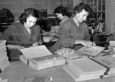 Linia produkcyjna w zakładach papierniczych. (lata60)...