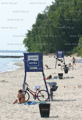 Puste wiezyczki dla ratownikow na plazy miejskiej w...