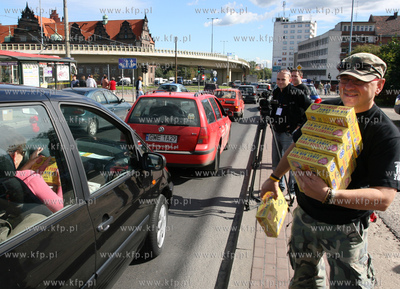"Wielka Orkiestra Swiatecznej Pomocy rozdaje apteczki"...