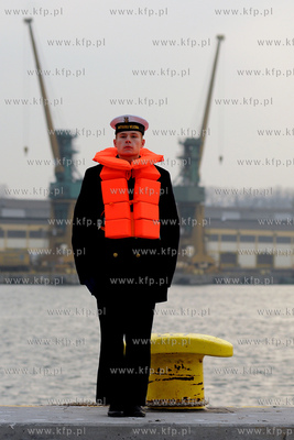 Port Wojenny w Gdyn. Nz. Marynarz pelniacy warte przy...