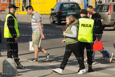 Gdynia. Grupa mlodziezy, uzbrojona w wiadra z woda,...