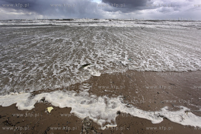 Sztormowa pogoda w Gdansku. Plaza na Westerplatte....