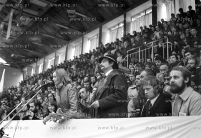 Objazd delegacji Solidarnosci po podkrakowskich miejscowosciach....