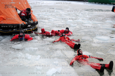 Gdynia, port jachtowy. Jak przetrwac na zamarznietym...