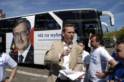 Blekitny Tour - autobus wyborczy Bronislawa Komorowskiego,...