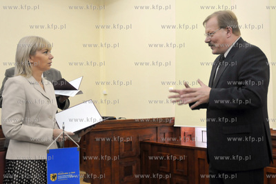 Gdansk. Urzad Marszalkowski. Wreczenie decyzji o przyznaniu...