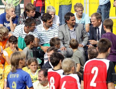 Premier Donald Tusk kibicowal mlodym pilkarzom podczas...