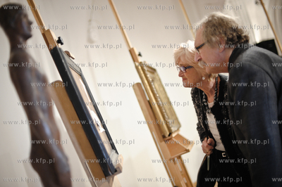 Pokaz szesciu obrazow i jednej rzezby w Oddziale Sztuki...