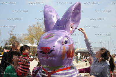 Gdynia dzieci malowaly wielkiego 2,5 metrowego zajaca...