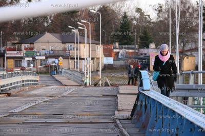 Nocna wichura uszkodzila most pontonowy w Sobieszewie....