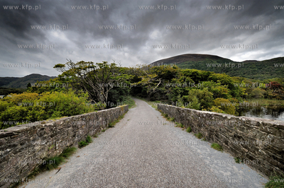 Irlandia poludniowa, hrabstwo Kerry. Kamienny mostek...