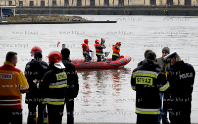 Szczecin. Akcja ratownicza polegajaca na poszukiwaniu...