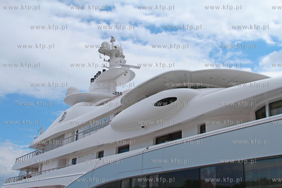 W gdanskim porcie, przy nabrzezu Obroncow Westerplatte,...