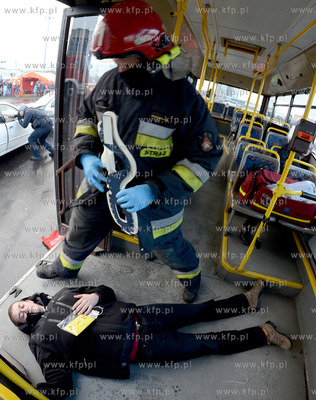 Gdynia. Molo Poludniowe. Pokaz ratownictwa medycznego...